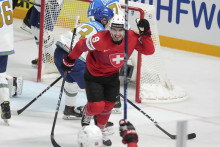Hráč Švajčiarska Damien Riat oslavuje gól v zápase proti Kazachstanu. FOTO: TASR/AP