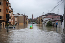 Zaplavená ulica v meste Cesena, ktoré sa nachádza v regióne Emilia-Romagn na severovýchode Talianskaí. FOTO: TASR/ANSA