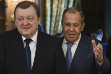 Ruský minister zahraničných vecí Sergej Lavrov (vpravo) víta svojho bieloruského rezortného partnera Siarheja Alejnika. FOTO: TASR/AP