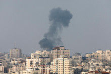 Po izraelskom útoku v Gaze stúpa dym. FOTO: Reuters
