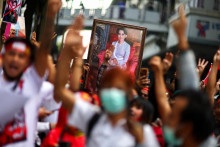 Demonštrácia pri príležitosti druhého výročia vojenského prevratu v Mjanmarsku v roku 2021 dvíhajú portrét Aun Schan Su Ťij. FOTO: Reuters
