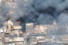 Čierny dym a oheň na trhu Omdurman v Sudáne. FOTO: Reuters