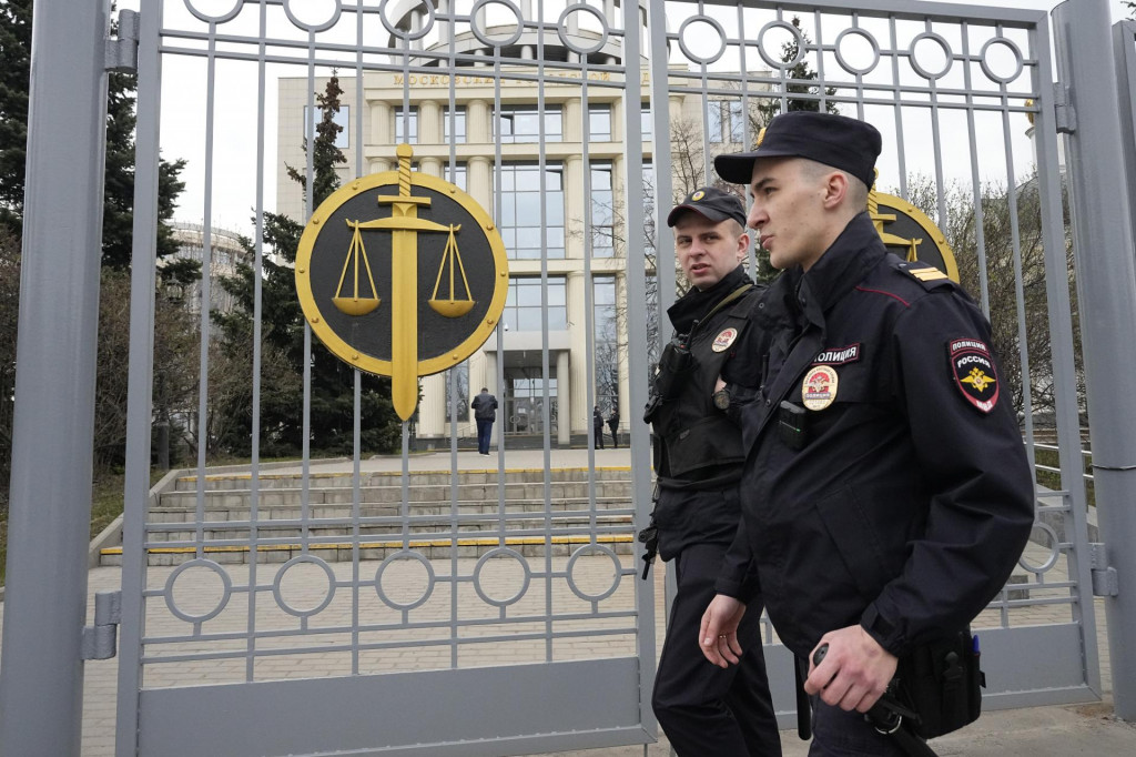 Policajti hliadkujú pred budovou moskovského súdu. FOTO: TASR/AP