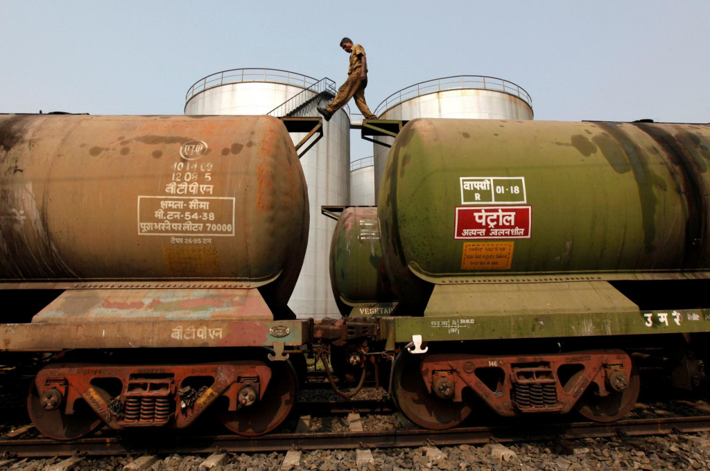 Európa stále jazdí na palivá z ruskej ropy, ktoré sú však vyrobené v indických rafinériách, v niektorých má dokonca majetkovú účasť Rusko.

FOTO: Reuters