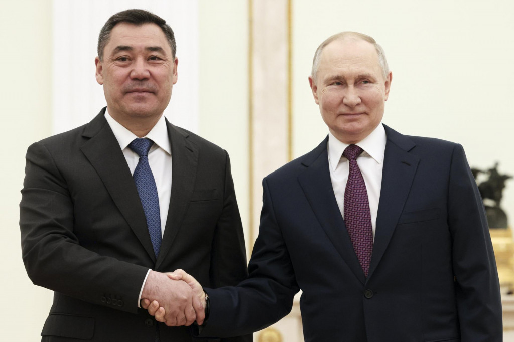 Ruský prezident Vladimir Putin (vpravo) si podáva ruku s kirgizským prezidentom Sadyrom Žaparovom. FOTO: TASR/AP