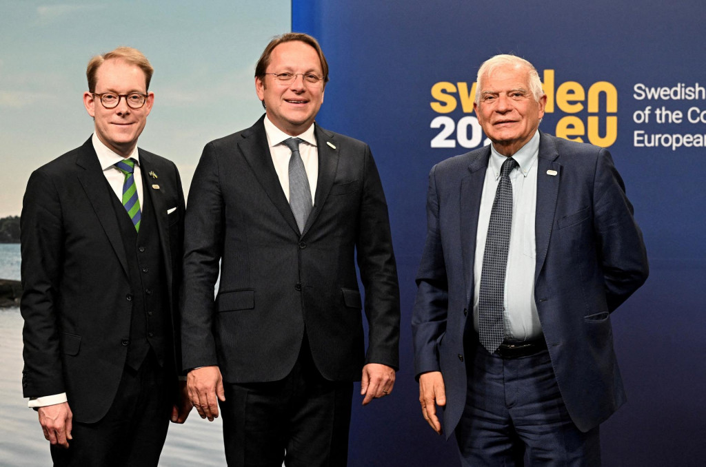 Vysoký predstaviteľ EÚ pre zahraničné veci a bezpečnostnú politiku Josep Borrell Fontelles, švédsky minister zahraničných vecí Tobias Billstrom a európsky komisár pre susedstvo a rozšírenie Oliver Varhelyi. FOTO: Reuters