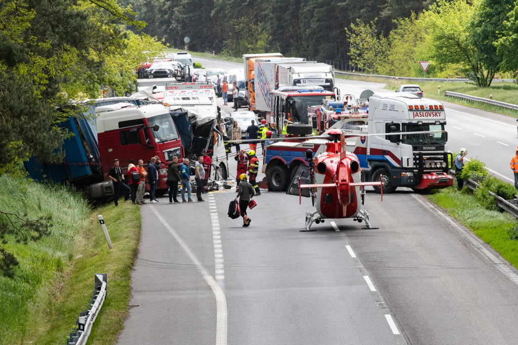 Záchranársky vrtuľník pristáva k miestu dopravnej nehody autobusu a nákladného vozidla, ku ktorej došlo na diaľnici D2, približne na 15. kilometri na úrovni odpočívadla Závod v smere do Českej republiky. FOTO: TASR/Michal Svítok