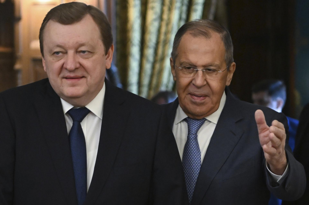 Ruský minister zahraničných vecí Sergej Lavrov (vpravo) víta svojho bieloruského rezortného partnera Siarheja Alejnika. FOTO: TASR/AP