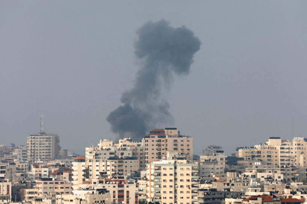 Po izraelskom útoku v Gaze stúpa dym. FOTO: Reuters