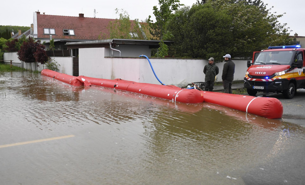 Vysoká voda v obci Malá Ida v stredu v okrese Košice - okolie po silnom daždi. FOTO: TASR/František Iván
