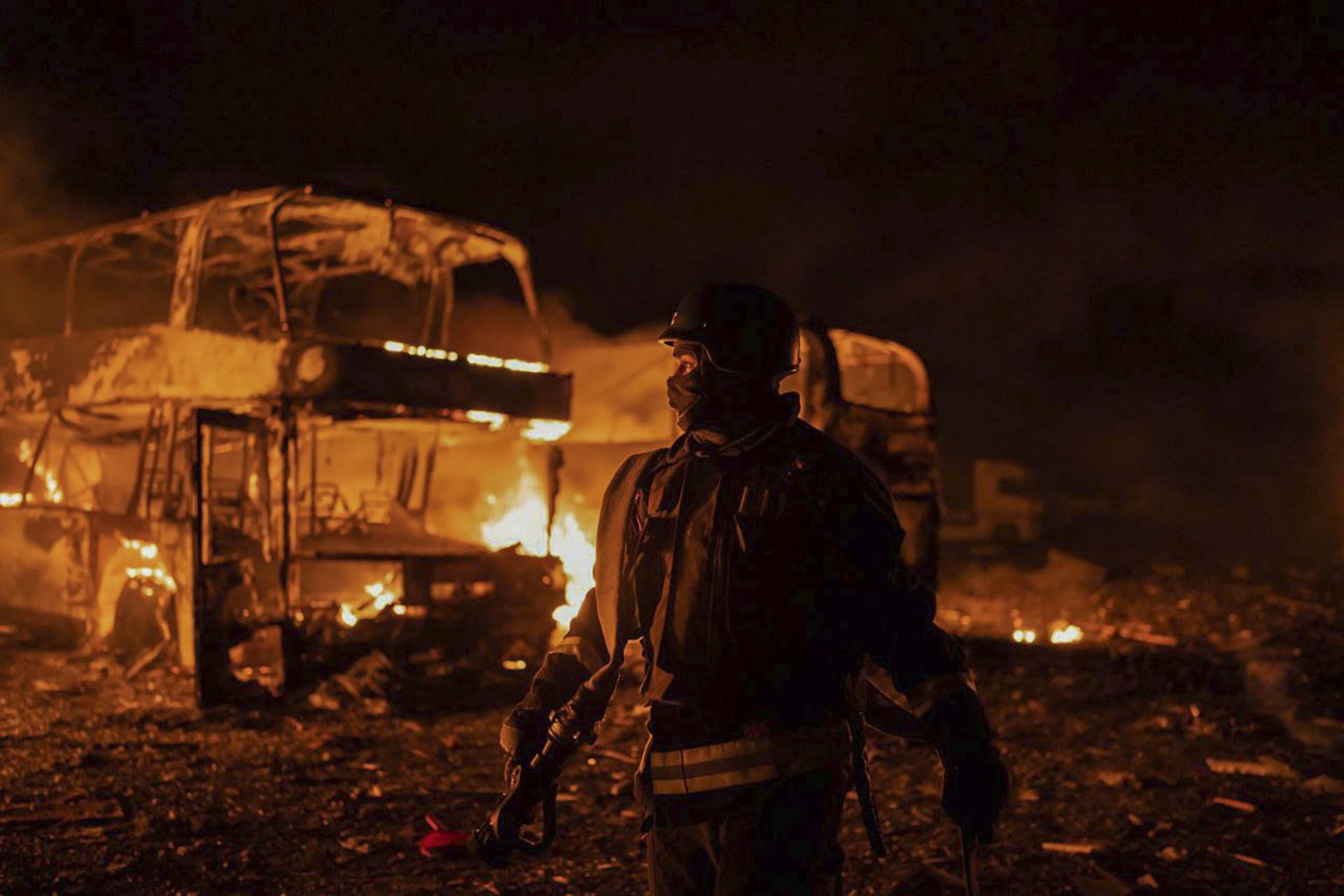 Ukrajinská armáda hlási výbuchy v Kyjeve aj inde, ľudia majú zostať v krytoch