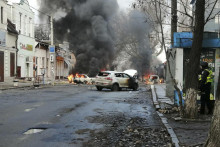 Ilustračná fotografia - Autá horia po ruskom raketovom útoku v ukrajinskom Chersone. FOTO: TASR/AP