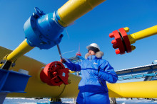 Zamestnanec kontroluje plynový ventil na kompresorovej stanici, ktorá je súčasťou plynovodu Gazprom. FOTO: Reuteres