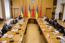 Ukrajinský minister zahraničných vecí Dmytro Kuleba (uprostred vľavo) a osobitný predstaviteľ čínskeho ministerstva zahraničných vecí pre eurázijské záležitosti Li Chuej (uprostred vpravo) počas stretnutia v Kyjeve. FOTO: TASR/AP