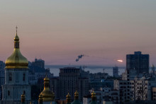 Na oblohe nad mestom vidno v&yacute;buch rakety počas rusk&eacute;ho raketov&eacute;ho &uacute;toku v Kyjeve. FOTO: Reuters