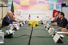 Americký prezident Joe Biden (vľavo) vedie rozhovory s japonským premiérom Fumiom Kišidom počas ich bilaterálneho stretnutia v japonskom meste Hirošima pred stretnutím skupiny G7. FOTO TASR/AP