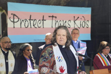 Farárka Dirk Bolleová z kostola Christ of the Valley rozpráva počas zhromaždenia na protest proti vlne anti-transrodových zákonov prijatých vo viacerých amerických štátoch ovládaných republikánmi v kalifornskom meste Pasadena. FOTO: TASR/AP