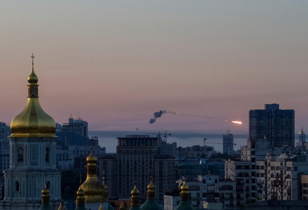 Na oblohe nad mestom vidno výbuch rakety počas ruského raketového útoku v Kyjeve. FOTO: Reuters