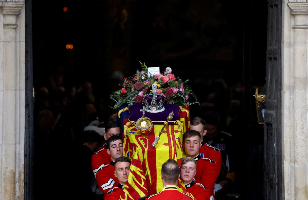 Rakva britskej kráľovnej Alžbety je vynesená z Westminsterského opátstva po bohoslužbe v deň jej štátneho pohrebu. FOTO: Reuters