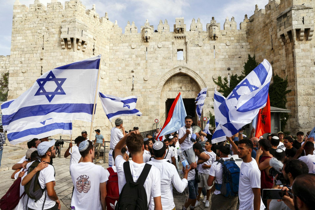 Izraelčania spievajú a tancujú s izraelskými vlajkami pri príležitosti Dňa Jeruzalema. FOTO: Reuters