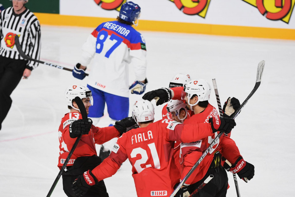 Švajčiarski hokejisti sa tešia z gólu v zápase proti Slovensku. FOTO: TASR/Martin Baumann
