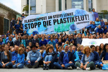 Greenpeace aktivisti protestujú  pod heslom „Stop plastom – za silnú dohodu OSN o plastoch!“ v Berlíne. FOTO: Reuters