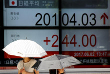 Elektronická tabuľa zobrazujúca japonský priemerný kurz Nikkei. FOTO: Reuters