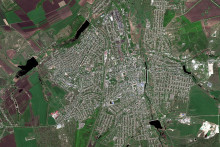 Nov&eacute; satelitn&eacute; sn&iacute;mky Bachmutu na v&yacute;chodnej Ukrajine ukazuj&uacute; skazu, ktor&uacute; sp&ocirc;sobili mesiace bojov medzi obrancami a rusk&yacute;mi silami. Ukrajinsk&aacute; arm&aacute;da v posledn&yacute;ch dňoch oslobodila 20 kilometrov &scaron;tvorcov&yacute;ch južne a severne od mesta, zatiaľ čo v samotnom meste rusk&iacute; agresori pokračuj&uacute; v postupe za pomoci &uacute;pln&eacute;ho zničenia aglomer&aacute;cie delostrelectvom a nasaden&iacute;m v&yacute;sadk&aacute;rov. FOTO: Maxar Technologies