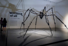Obrovská tenká socha pavúka od francúzsko-americkej umelkyne Louise Bourgeoisovej je vystavená v aukčnej sieni Sotheby‘s v New Yorku. FOTO: TASR/AP