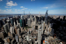 Pohľad na panorámu Manhattanu v americkom meste New York z vyhliadkovej plošiny Empire State Building. FOTO: Reuters
