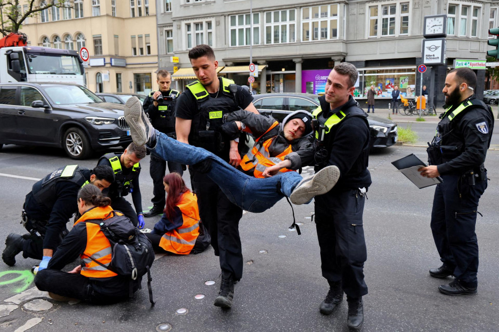 Policajti odvádzajú aktivistu skupiny Letzte Generation. FOTO: Reuters
