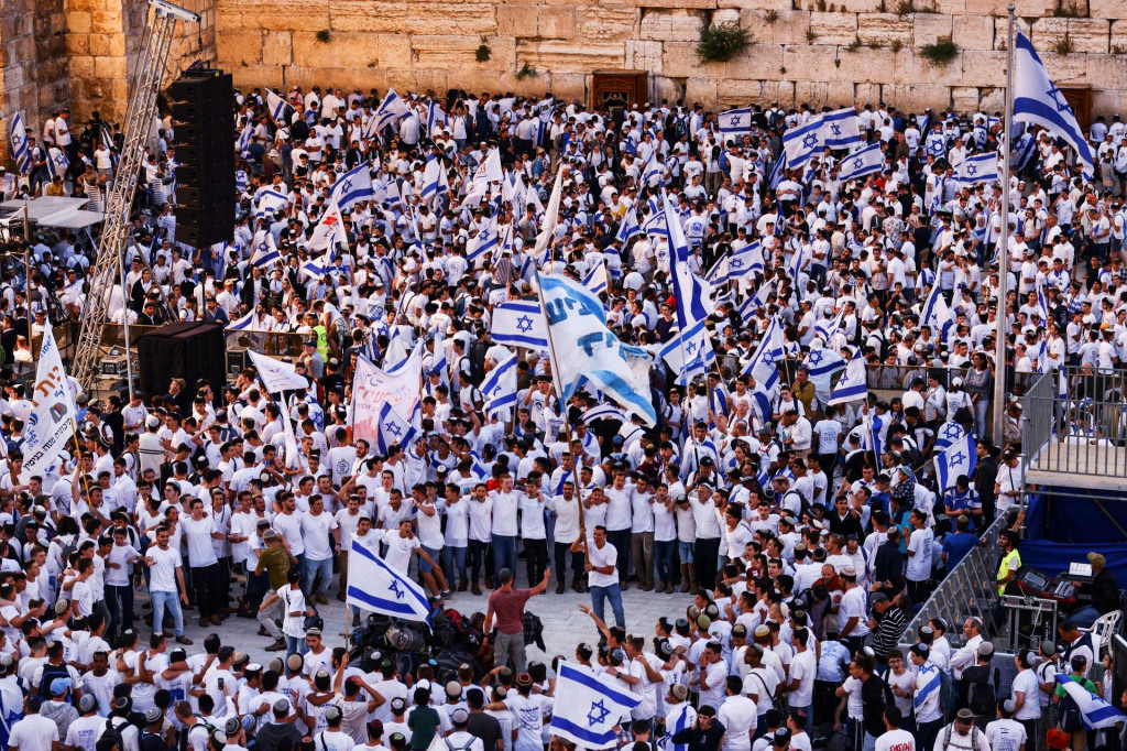 Izraelčania sa zhromažďujú a tancujú pri Západnom múre v jeruzalemskom Starom meste na Deň Jeruzalema. FOTO: Reuters
