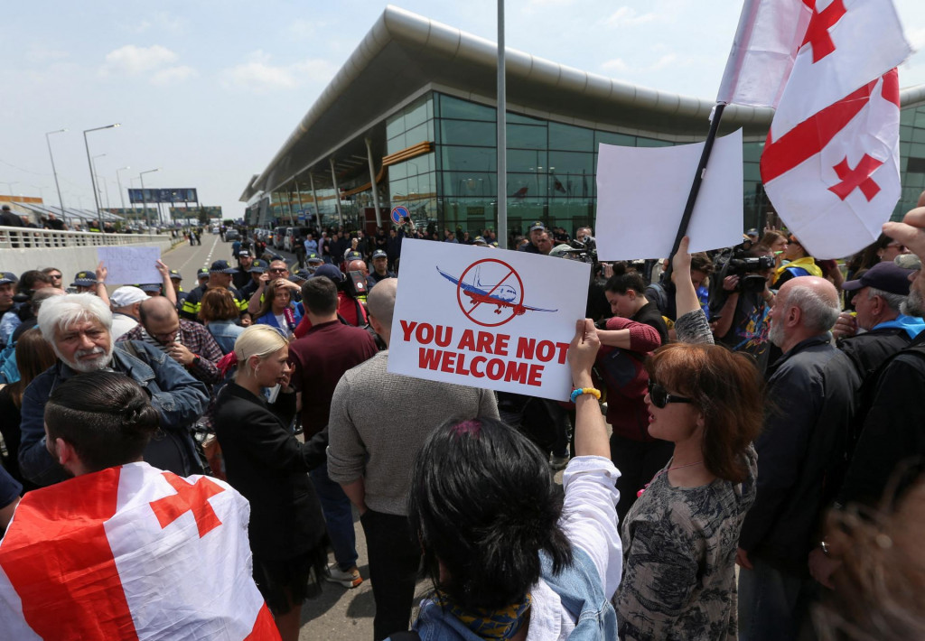 Opoziční aktivisti protestujú proti príletu lietadla smerujúceho z Moskvy. FOTO: Reuters