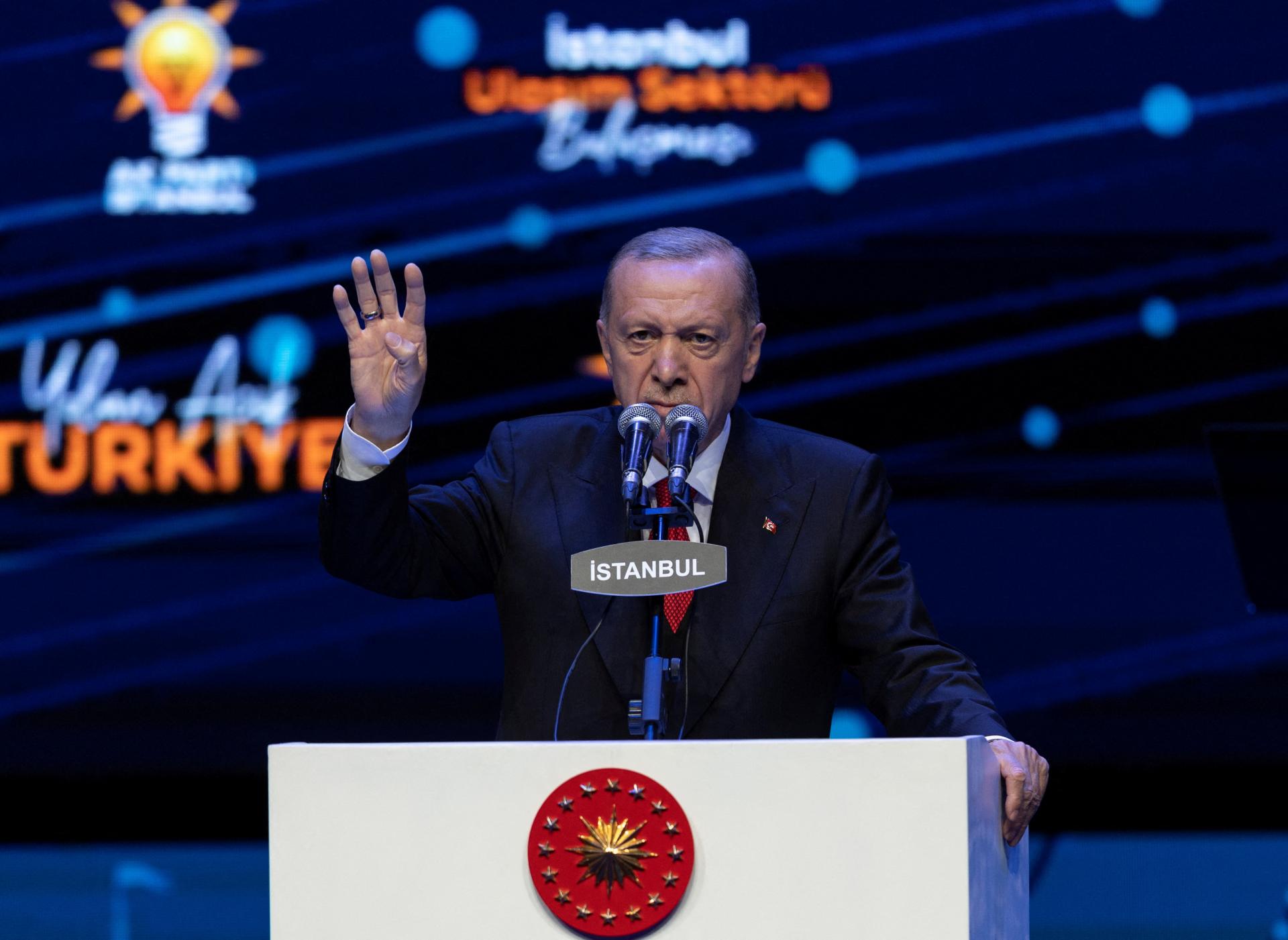 V druhom kole prezidentských volieb už hlasujú Turci žijúci v zahraničí, Erdogan súperí s lídrom opozície