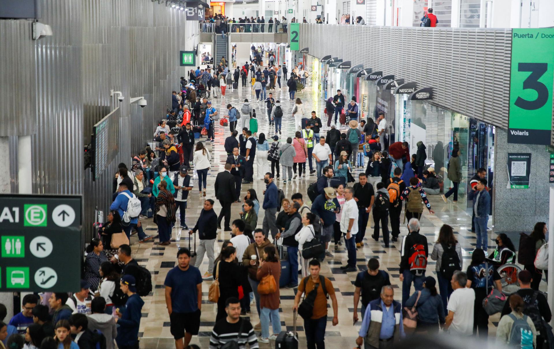 Letisko v metropole Mexika pozastavilo prevádzku pre sopečný popol, cestujúci čakajú