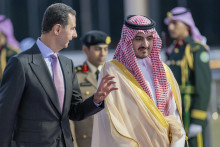 Sýrsky prezident Bašár Asad (vľavo) po prílete na letisko v saudskoarabskom meste Džidda. FOTO: TASR/AP