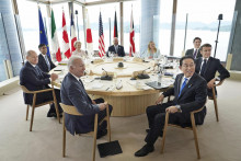 Zľava v smere hodinových ručičiek americký prezident Joe Biden, nemecký kancelár Olaf Scholz, britský premiér Rishi Sunak, predsedníčka Európskej komisie Ursula von der Leyenová, predseda Európskej rady Charles Michel, talianska premiérka Giorgia Meloniová, kanadský premiér Justin Trudeau, francúzsky prezident Emmanuel Macron a japonský premiér Fumio Kišida počas stretnutia na summite hláv štátov a vlád skupiny G7 v japonskom meste Hirošima. FOTO: TASR/AP