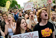 Ľudia sa zúčastňujú demonštrácie proti zákonu maďarskej vlády, ktorý môže zvýšiť pracovné zaťaženie učiteľov a obmedziť ich nezávislosť v Budapešti. FOTO: Reuters