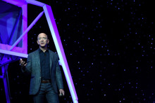 Zakladateľ, predseda predstavenstva, generálny riaditeľ a prezident spoločnosti Amazon Jeff Bezos predstavuje raketu svojej vesmírnej spoločnosti Blue Origin na prieskum vesmíru s názvom Blue Moon. FOTO: Reuters