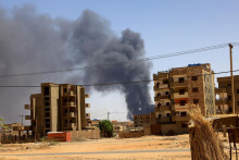 Dym stúpa nad budovami po leteckom bombardovaní počas stretov medzi polovojenskými jednotkami rýchlej podpory a armádou v severnom Chartúme v Sudáne. FOTO: Reuters