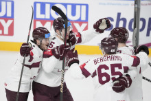 Lotyšskí hráči oslavujú gól v zápase B-skupiny na MS 2023 v hokeji Kazachstan - Lotyšsko v Rige. FOTO: TASR/AP