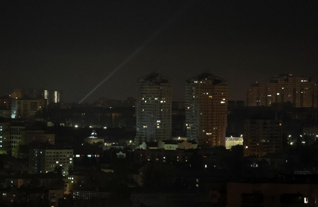 Ukrajinskí vojaci používajú svetlomety pri hľadaní dronov na oblohe nad mestom počas ruského útoku. FOTO: Reuters