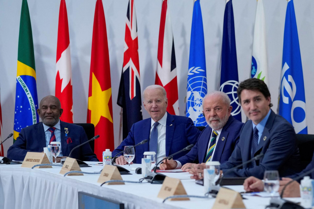 Prezident Joe Biden sedí s prezidentom Komor Azali Assoumani, brazílskym prezidentom Luizom Inaciom Lulom de Silvom a kanadským premiérom Justinom Trudeauom počas pracovného stretnutia G7. FOTO: Reuters