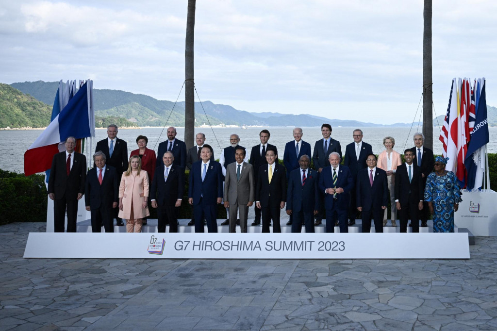 Svetoví lídri z G7 a pozvaných krajín. FOTO: Reuters