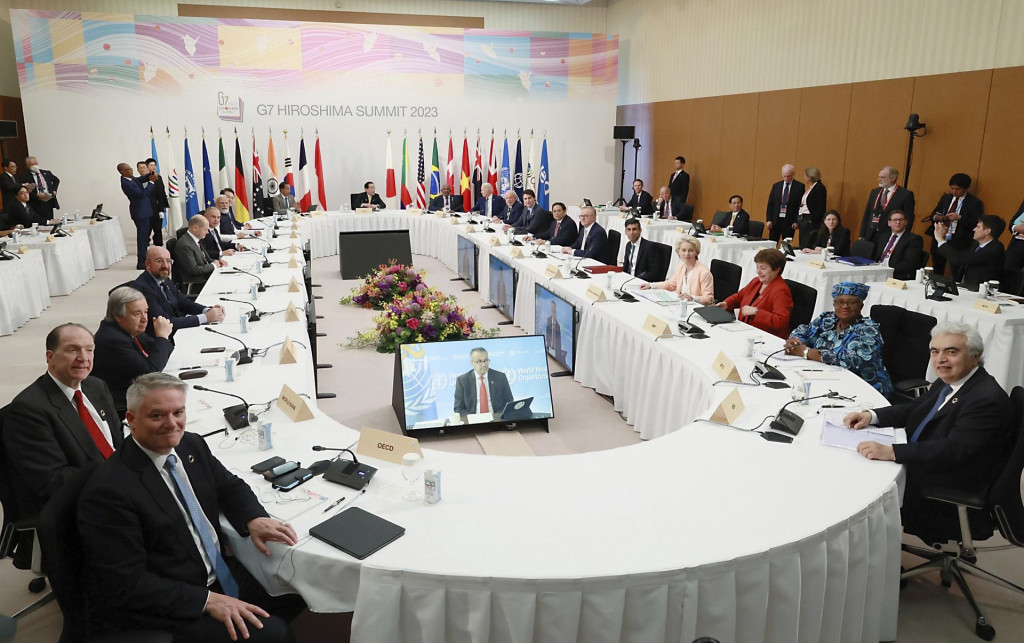 Lídri a delegáti G7, vrátane japonského premiéra Fumia Kišidu (v pozadí uprostred) počas rokovania na stretnutí skupiny G7 (siedmich najbohatších ekonomík sveta) v japonskom meste Hirošima. FOTO: TASR/AP