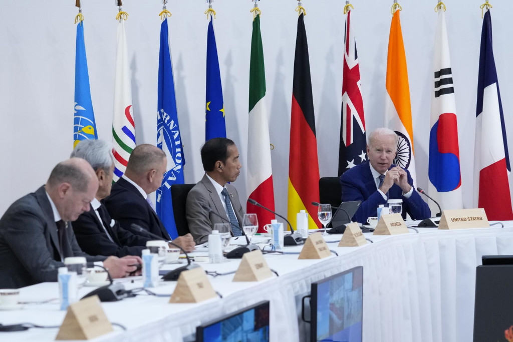 Americký prezident Joe Biden (vpravo) rozpráva počas rokovania na stretnutí skupiny G7 (siedmich najbohatších ekonomík sveta) v japonskom meste Hirošima. FOTO: TASR/AP