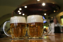 WA 54 archív Praha - Na archívnej snímke z 2. februára 2016 dva poháre piva sú na stole v reštaurácii v Prahe. Česká vláda vo štvrtok 11. mája 2023 symbolicky o päť minút dvanásť predstavila 58 opatrení, ktorých cieľom je znížiť v budúcom roku deficit štátneho rozpočtu o 94 miliárd korún (približne štyri miliardy eur). Väčšina úsporných opatrení sa dotkne zníženia výdajov štátu, budú sa však zvyšovať aj niektoré dane.FOTO TASR/AP 

FILE - Glasses of beer lie on a table in a pub in Prague, Czech Republic, on Feb. 2, 2016. The Czech citizens will likely pay more for beer and medicine while businesses will face higher corporate taxes as part of a package of dozens of measures designed to keep the ballooning budget deficit under control, the government said on Thursday May, 11, 2023, Prime Minister Petr Fiala said the measures are necessary because the pace of the debt rise is ”threatening.” (AP Photo/Petr David Josek/File) *** Local Caption *** pivo SNÍMKA: Petr David Josek