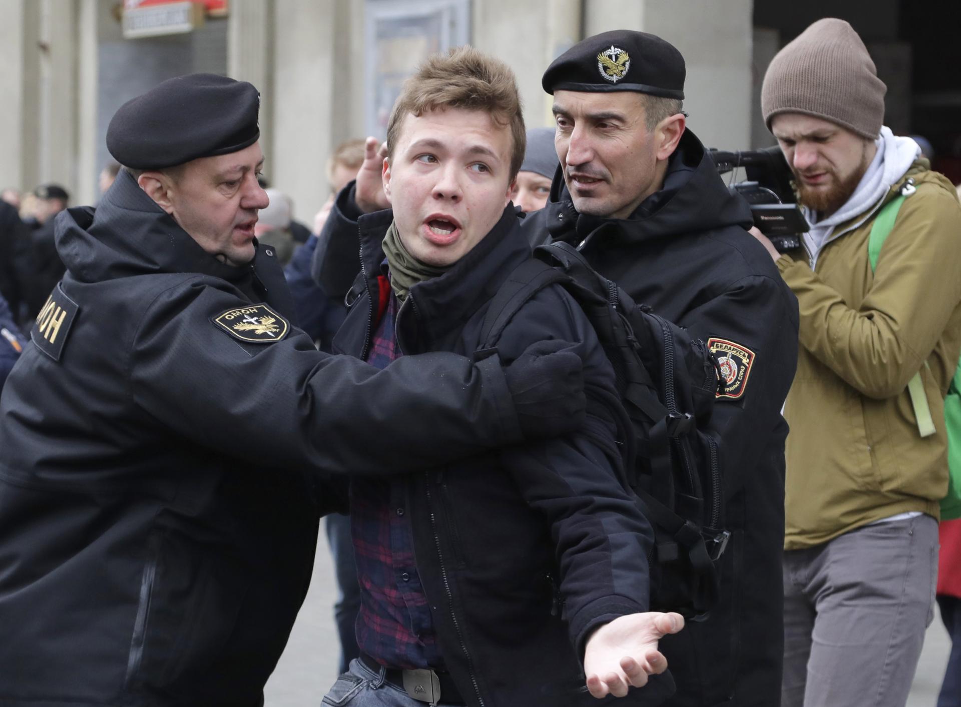 Bieloruský opozičný novinár Pratasevič, odsúdený na osem rokov väzenia, dostal milosť