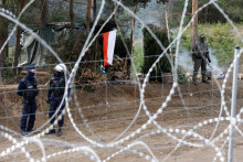 Poľskí policajti strážia počas migračnej krízy bielorusko-poľskú hranicu. FOTO: Reuters