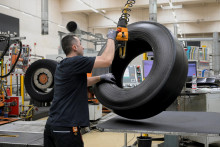 Zamestnanec spoločnosti Continental pracuje na stanici na preberanie pneumatík. FOTO: Reuters